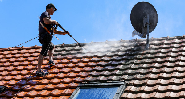 Comment procéder au démoussage de toiture ?